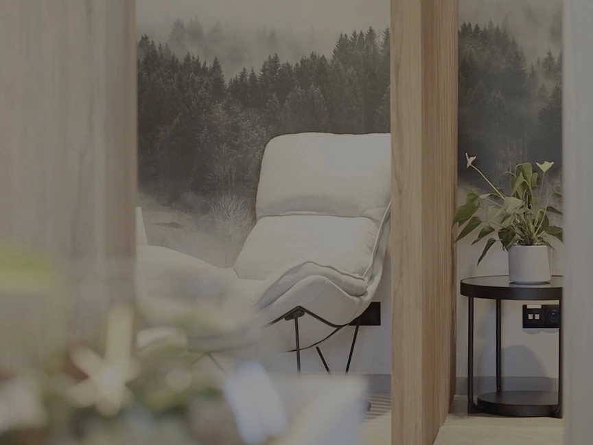 Beżowy fotel stojący w poczekalni kliniki weterynaryjnej Redline