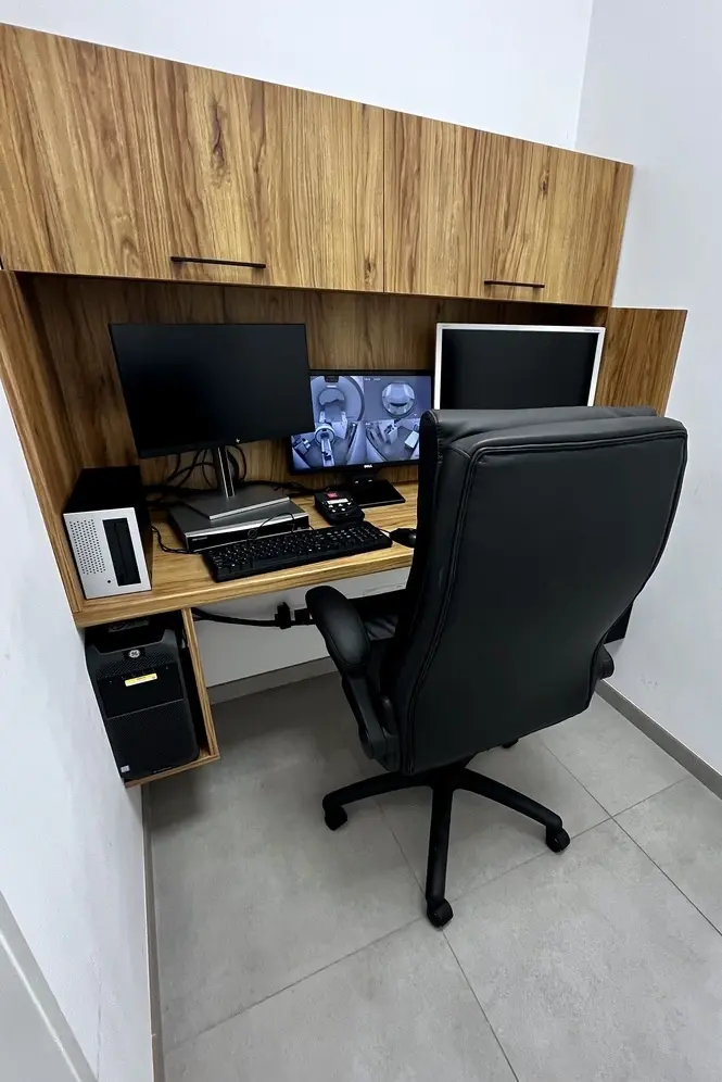 Biurko w gabinecie tomografii komputerowej z monitorem