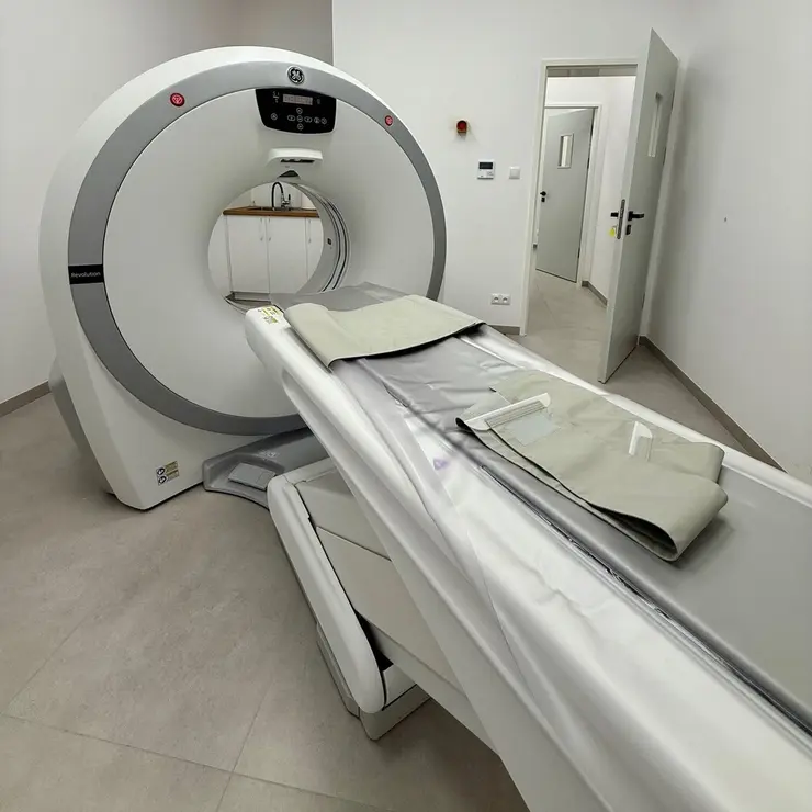 Zdjęcie tomografu komputerowego w klinice redline