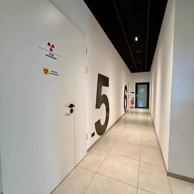 Wejście do gabinetu RTG w klinice Redline